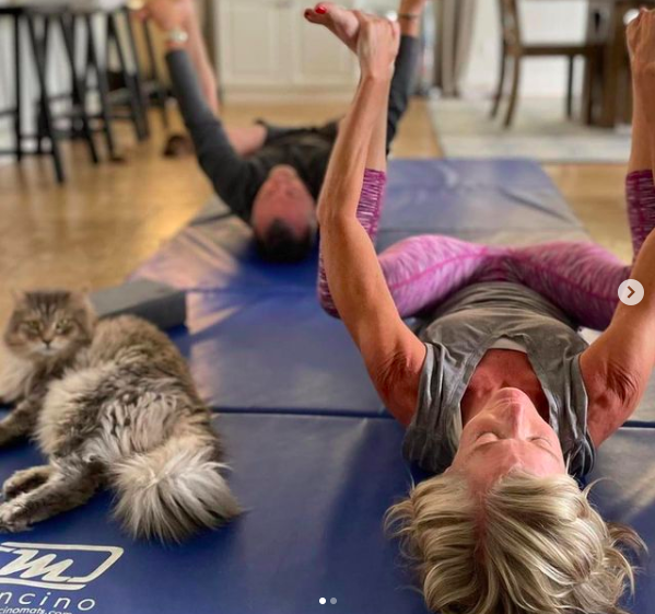 Pose happy baby pose (Foto: Instagram/Sweet Cardio)