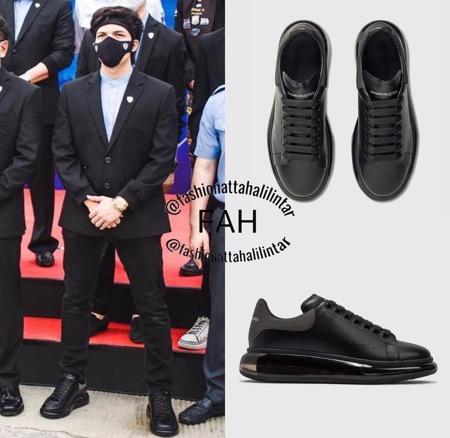 Atta Alexander McQueen Atta memakai sneakers Alexander McQueen.