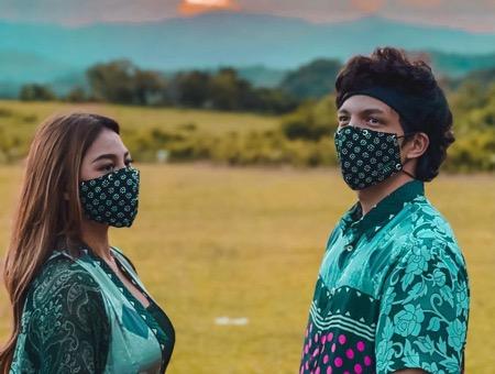 Atta dan Aurel kompak dengan batik.