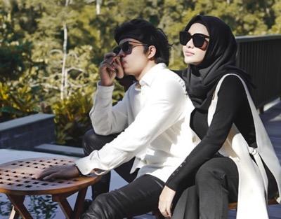 Atta dan Aurel dalam nuansa monokrom.