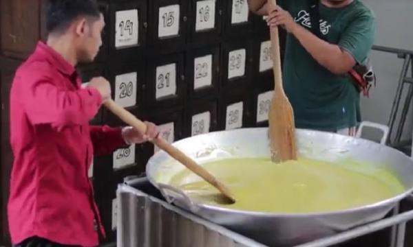Proses pembuatan bubur arab di Masjid Agung Jami Singaraja. (Foto: iNews.id/Pande Wismaya)