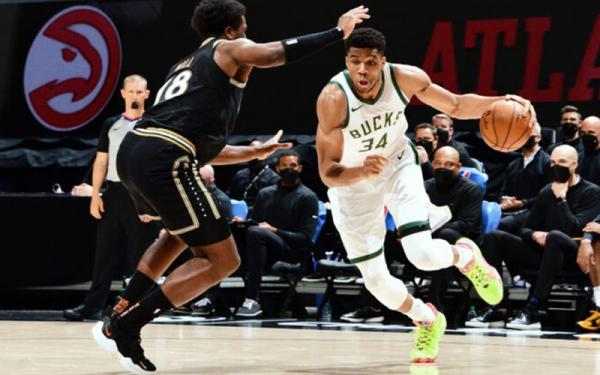 Giannis Antetokoumpo Bintang Milwaukee Bucks Giannis Antetokoumpo pulih dari cedera dan ngamuk di markas Atlanta Hawks. Dia membawa timnya menang 120-109, Jumat (16/4/2021).