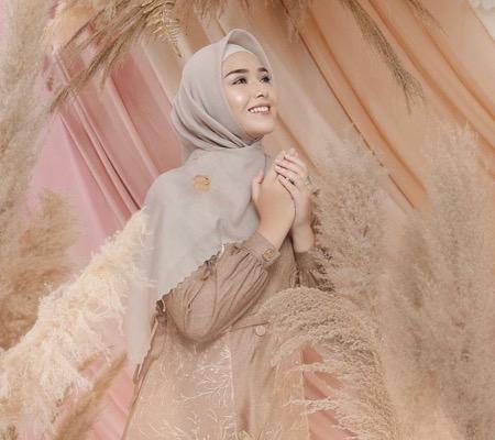 Amanda cokelat Amanda Manopo dalam dress nuansa cokelat.