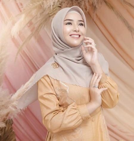 Amanda Manopo hij Amanda Manopo dengan hijup dan baju nuansa nude.