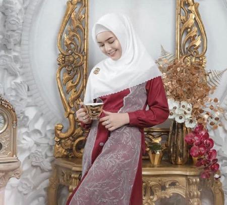 Amanda Manopo dengan hijab dan dress lilac.