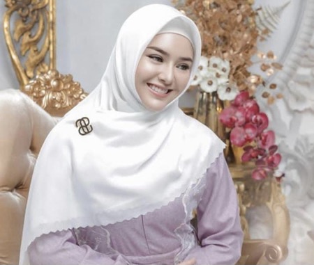 Amanda Manopo dalam hijup putih dan dress lilac.