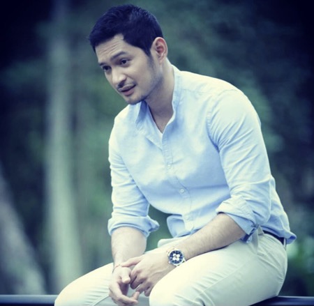 Evan Sanders tampil kasual.