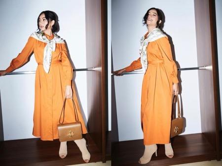 Glenca memakai dress dan scarft.