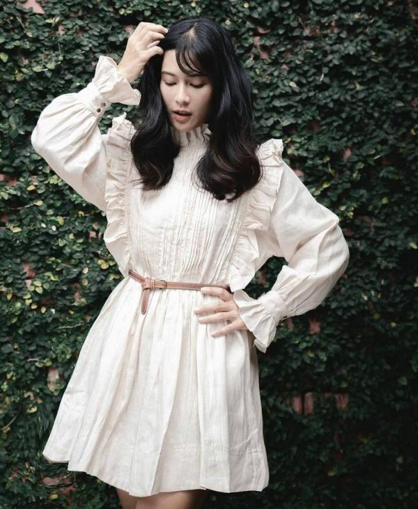 Gaya ABG Dian Sastro mengenakan busana ala artis Korea. (Foto: Instagram/Dian Sastro)