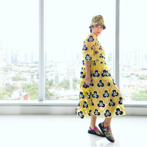 Gaya ABG Dian Sastro mengenakan busana kuning ceria. (Foto: Instagram/Dian Sastro)
