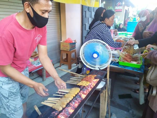 Penjual sate susu di Kampung Jawa Denpasar Bali. (Foto: Chusna Mohammad)