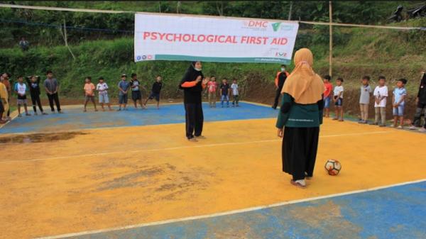 Relawan Dompet Dhuafa Jawa Timur mengajak anak-anak di Desa Wirotaman, Tirtoyudo, Kabupaten Malang, bermain, Jumat (16/4/2021). (Foto: Dompet Dhuafa).