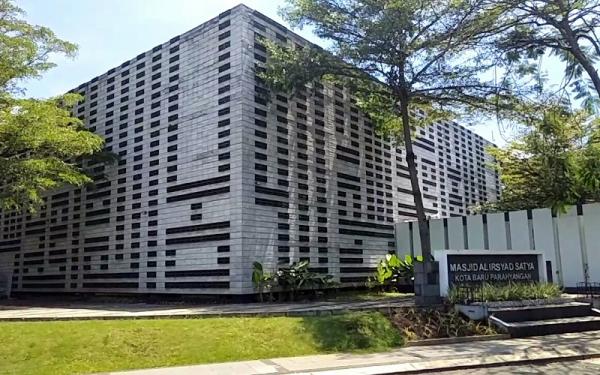 Masjid Al Irsyad, Kota Baru Parahyangan, Padalarang, KBB, satu dari sekian banyak bangunan monumental karya Gubernur Jawa Barat Ridwan Kamil. (Foto: Adi Haryanto)