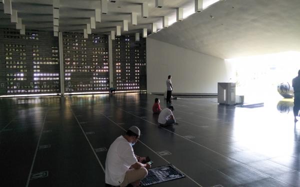 MASJID AL IRSYAD PADALARANG1 Jamaah betah berlama-lama di dalam masjid karena sejuk meskipun di siang hari. (Foto: Adi Haryanto)