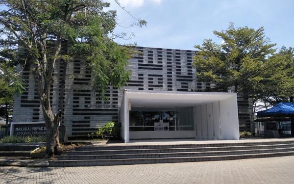 Masjid Al Irsyad di Kota Baru Parahyangan, Padalarang berkonsep green mosque. (Foto: Adi Haryanto)