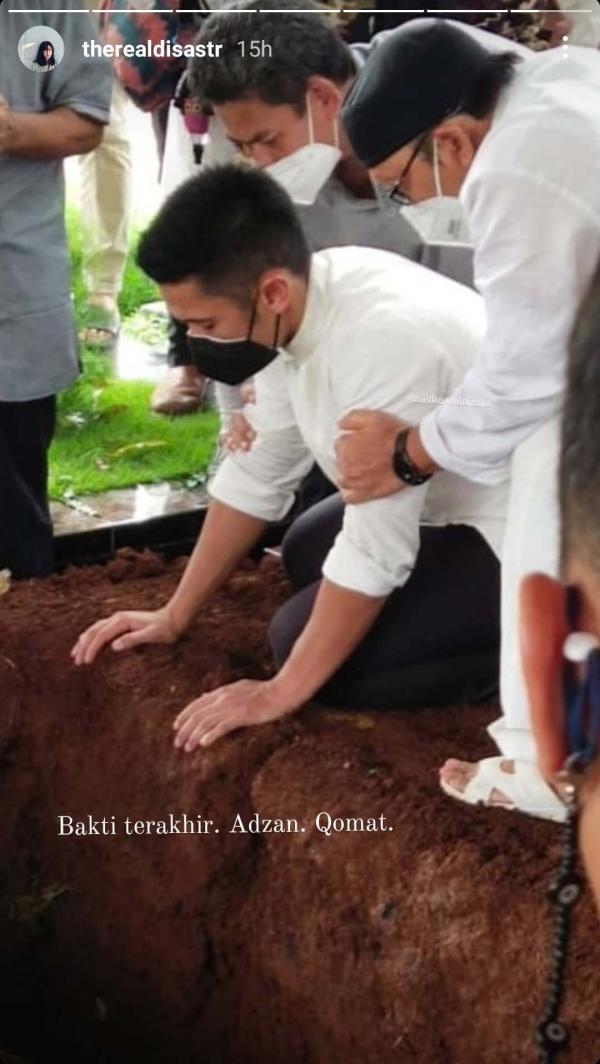 19dian Sastro Suasana1ok Dian Sastro membagikan momen haru sang suami melihat ayahanda di makam TPU Tanah Kusir. (Foto: Instagram/Dian Sastrowardoyo)