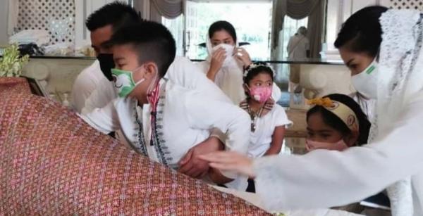 Maulana Indraguna Sutowo mengucapkan selamat tinggal kepada ayahanda. (Foto: Instagram/Dian Sastrowardoyo)