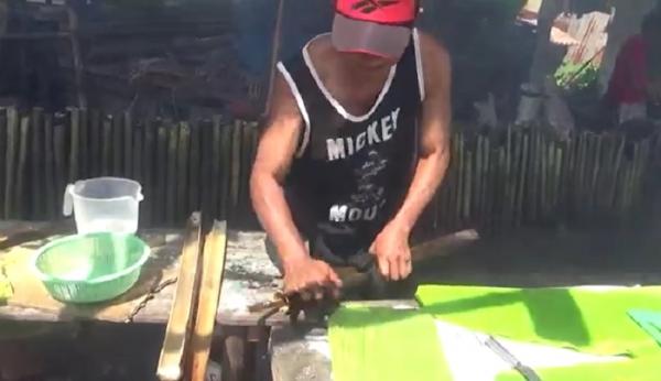 Proses pembuatan lemang di Pontianak. (Foto: iNews.id/Barlian Pasore)