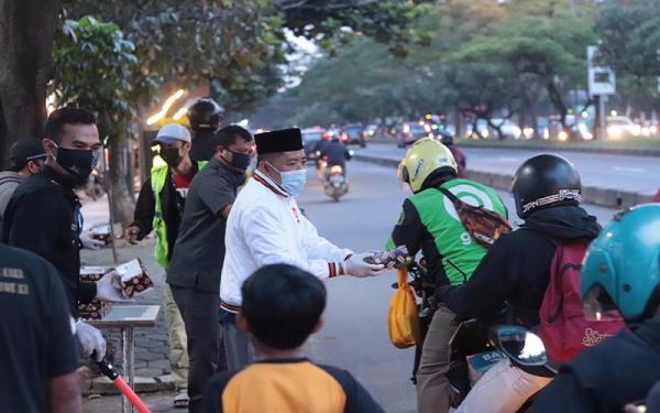 Kader PKS Jabar membagikan takjil untuk para pengguna jalan. (Foto: Istimewa)