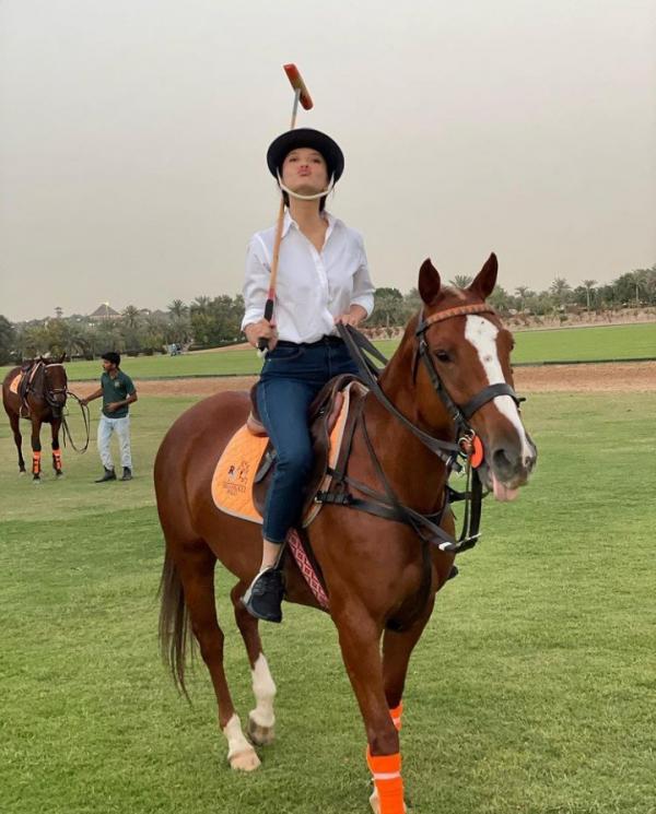 20raline2 Raline Shah selalu tampil modis saat liburan. (Foto : Instagram Foto : Instagram @ralineshah)