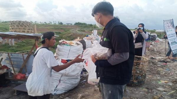 Dompet Dhuafa Bali bersama komunitas di Bali menggelar program Traktir Makan Saudaramu di TPA Suwung, Denpasar, Minggu (18/4/2021). (Foto: MNC Media).