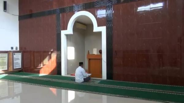 Bagian dalam Masjid Ath Thoyyibah yang bangunannya berbentuk mirip Kakbah. (Foto: iNews/Yudy Heryawan Juanda)