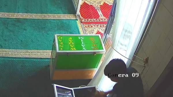 Remaja di Bukittinggi yang membobol kotak amal masjid berisi Rp10 juta (Wahyu Sikumbang/MNC Portal)