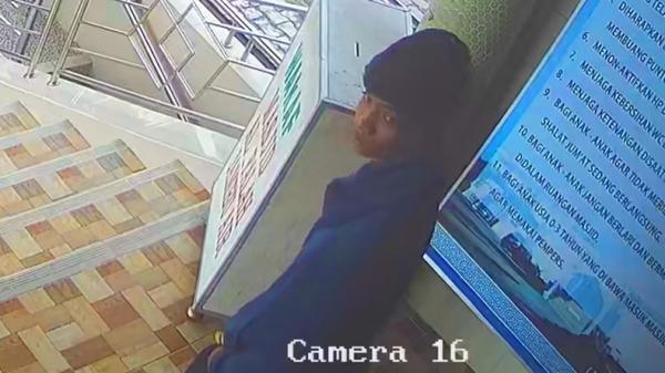 Remaja di Bukittinggi yang membobol kotak Infak masjid berisi Rp10 juta (Wahyu Sikumbang/MNC Portal)