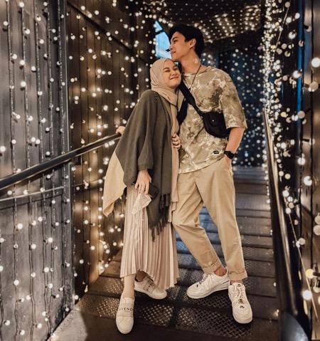 Rey Dinda Rey Mbayang dan Dinda dalam nuansa nude.