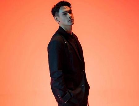 Afgan tampil dalam outfit serba hitam.