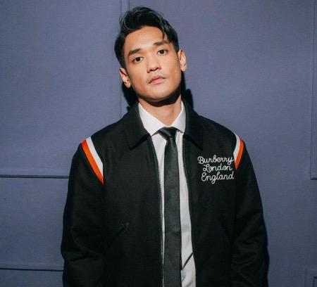 Afgan padu padan dengan jaket.