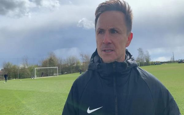 Dennis Wise Garuda Select mencetak tujuh gol ke gawang Leeds United U-18. Namun mantan kapten Chelsea Dennis Wise malah kesal. (Foto: PSSI)