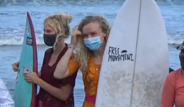 Surfer kebaya 1 Puluhan peselancar perempuan berselancar memakai kebaya di Pantai Kuta, Bali. (Foto: Bagus Alit)