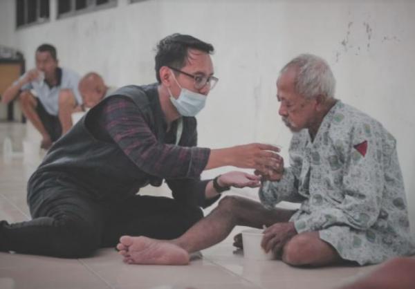 Dompet Dhuafa menggelar buka berkah puasa bersama lansia di Surabaya. (Foto: Dompet Dhuafa)