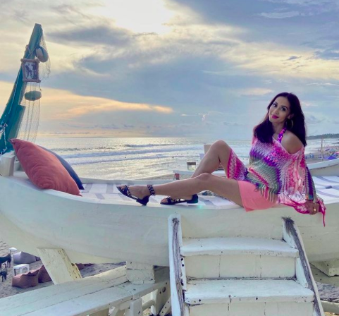 Dian Permatasari tetap percaya diri di usia 50 tahun. (Foto: Instagram/Diah Permatasari)