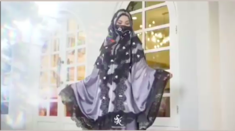 22aa Syahrini Gaya syar'i Syahrini bermukena. (Foto: Instagram/Syahrini)