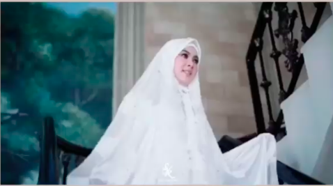 22aa Syahrini1 Gaya syar'i Syahrini bermukena. (Foto: Instagram/Syahrini)