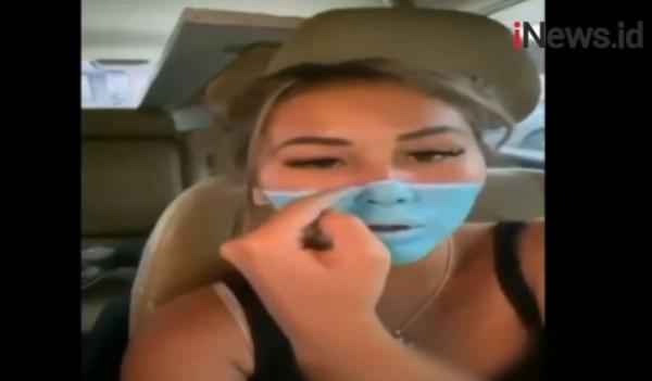 Leia Se membuat lukisan di wajah menyerupai masker.