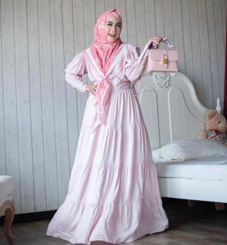 April Jasmine memakai busana model ruffle.