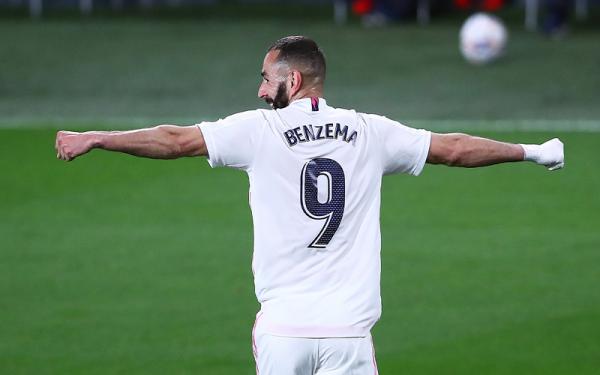 Striker Real Madrid Karim Benzema mengukir tiga rekor fantastis usai melawan Cadiz. Salah satunya melewati pencapaian Cristiano Ronaldo. (Foto: Twitter @realmadriden)