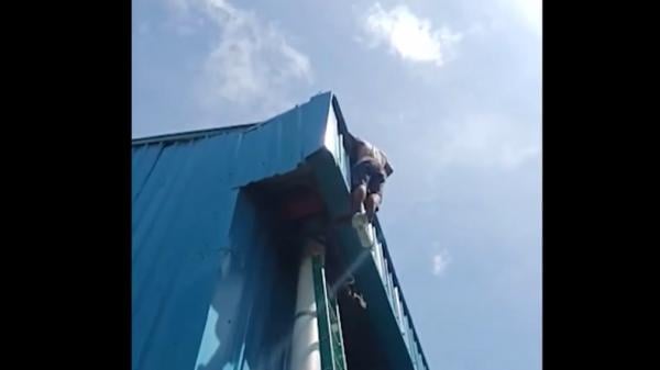 Maling kabel optik di Padang takut ketinggian-1 Maling kabel optik di Padang takut ketinggian (Budi Sunandar/MNC Portal)