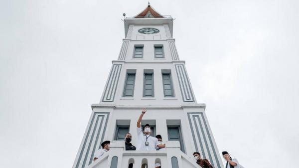 sandiaga uno di jam gadang Menparekraf Sandiaga Salahuddin Uno saat mengunjungi Jam Gadang di Bukittinggi, Sumbar, Kamis (22/4/2021). (Foto: Istimewa)