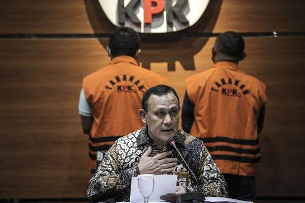 Ketua KPK Firli Bahuri saat menyampaikan keterangan pers terkait kasus suap yang menyeret penyidik KPK, Stepanus Robin Pattuju, dan Wali Kota Tanjungbalai, M Syahrial, di Jakarta, Kamis (22/4/2021). (Foto: ANTARA)