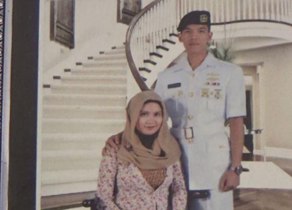 Album Praka Kharisma bersama istri. Praka Kharisma merupakan satu dari 53 kru kapal selam KRI Nanggala 402 yang hilang kontak di Bali. (Foto: MNC Portal/Hana Purwadi)