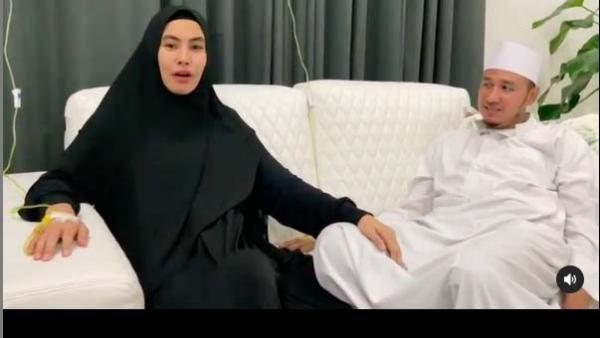 Artis cantik menikahi duda, Kartika Putri,
