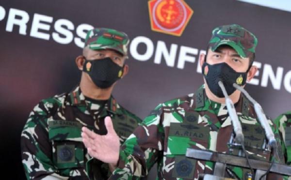 Kapuspen Achmad Riad Konpers Kapuspen TNI Mayjen Achmad Riad memberikan keterangan pers di Base Ops Lanud Ngurah Rai, Bali, Jumat (23/4/2021). (Antara)