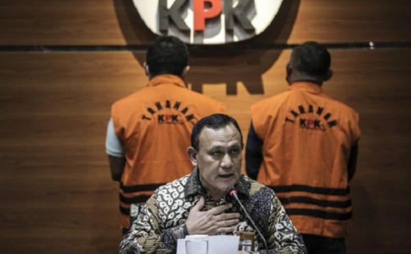 Ketua KPK Firli Bahuri menyampaikan keterangan pers di Gedung Merah Putih KPK, Jakarta, Kamis (22/4/2021) malam. (ANTARA FOTO/Dhemas Reviyanto)