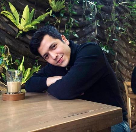 Rendi Jhon 1 Rendi Jhon memakai turtleneck jacket.