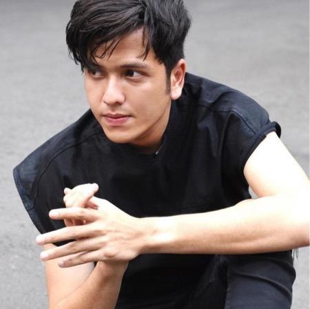 Ganteng pakai kaus hitam.