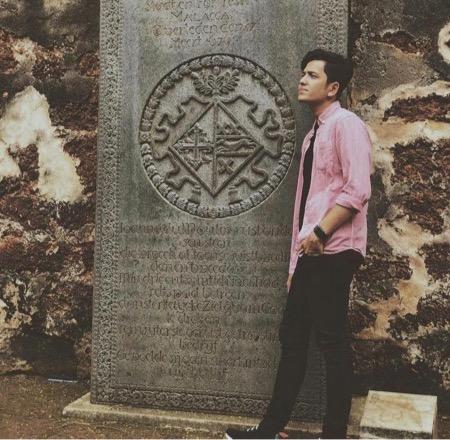 Padukan hitam dan merah muda